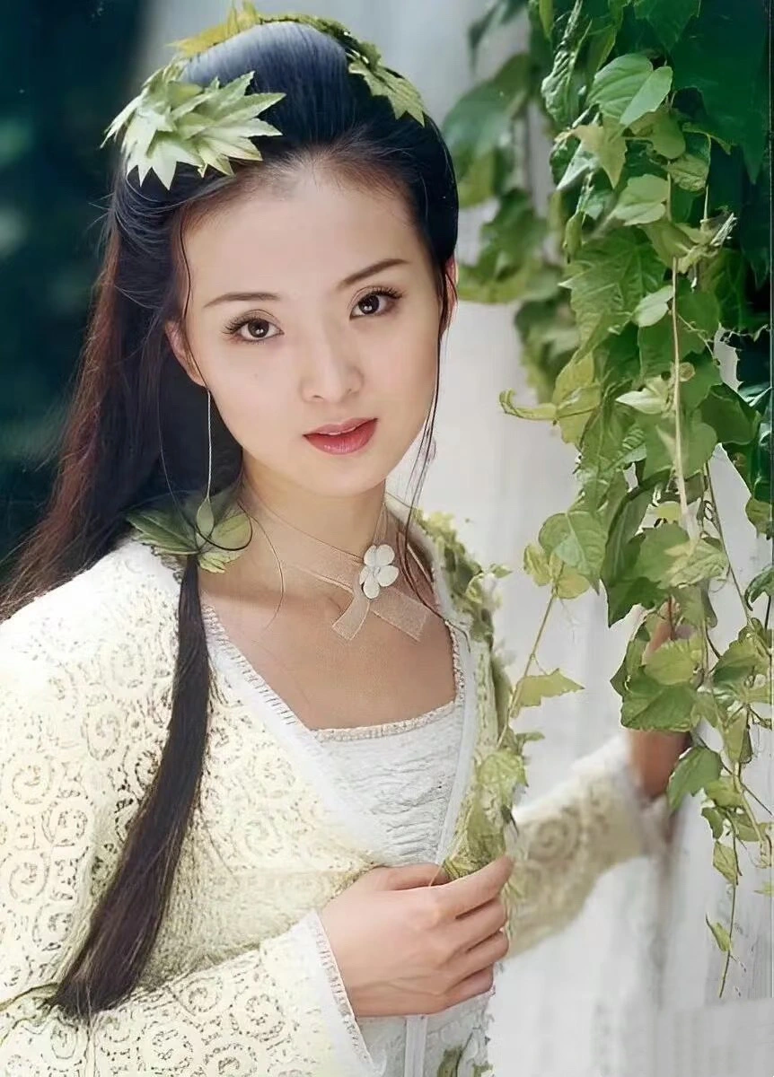 王艳晒家庭照，扎马尾看着比小8岁继子年轻，球球比王烁帅很多