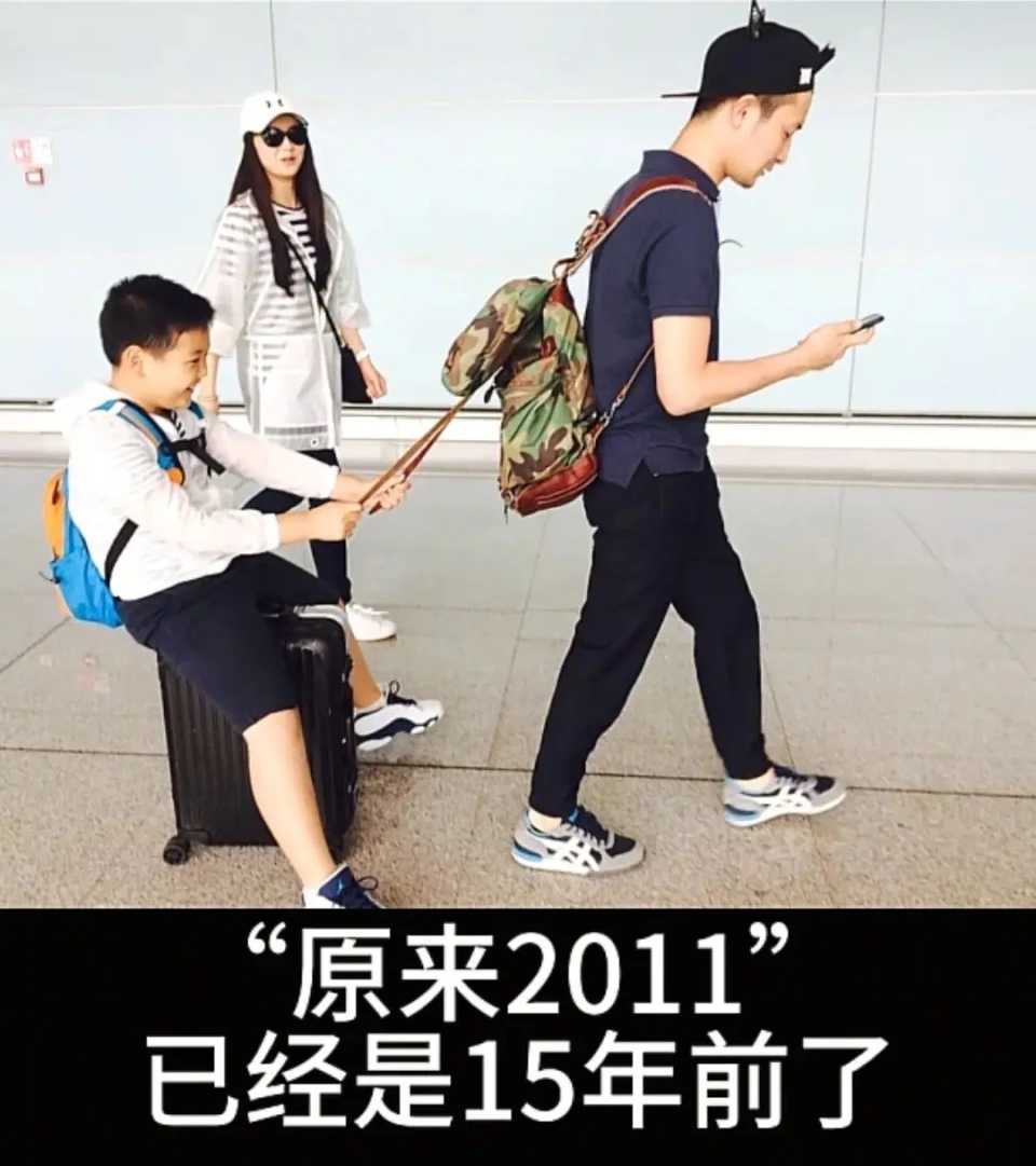 王艳晒家庭照，扎马尾看着比小8岁继子年轻，球球比王烁帅很多