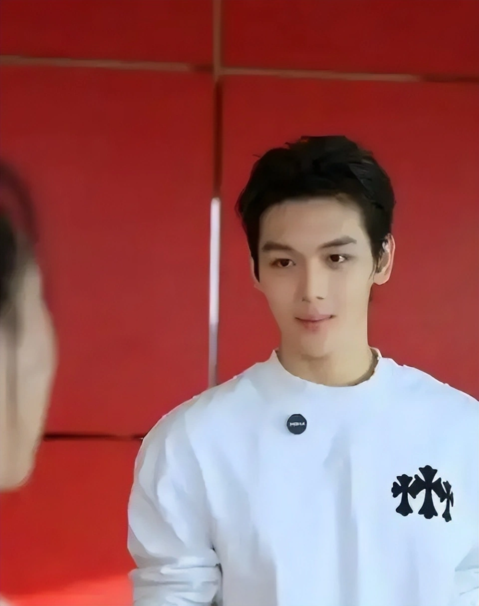 王艳晒家庭照，扎马尾看着比小8岁继子年轻，球球比王烁帅很多