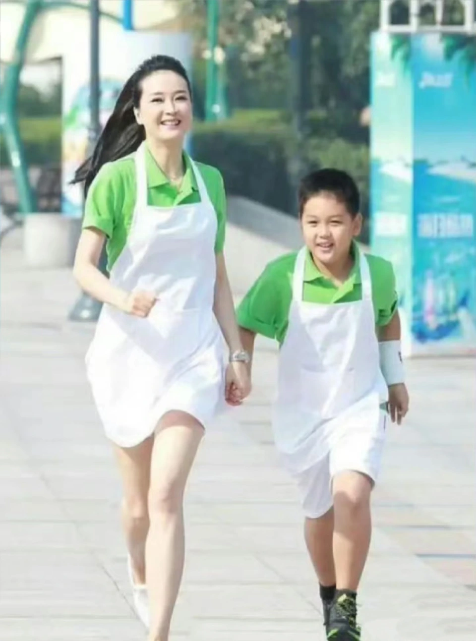 王艳晒家庭照，扎马尾看着比小8岁继子年轻，球球比王烁帅很多