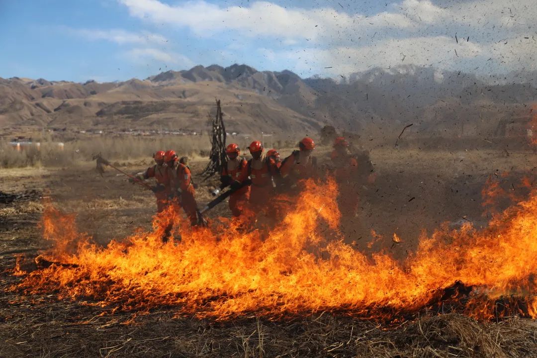 肃南县森林消防大队:狠抓实战训练,拓展应急救援技能新领域