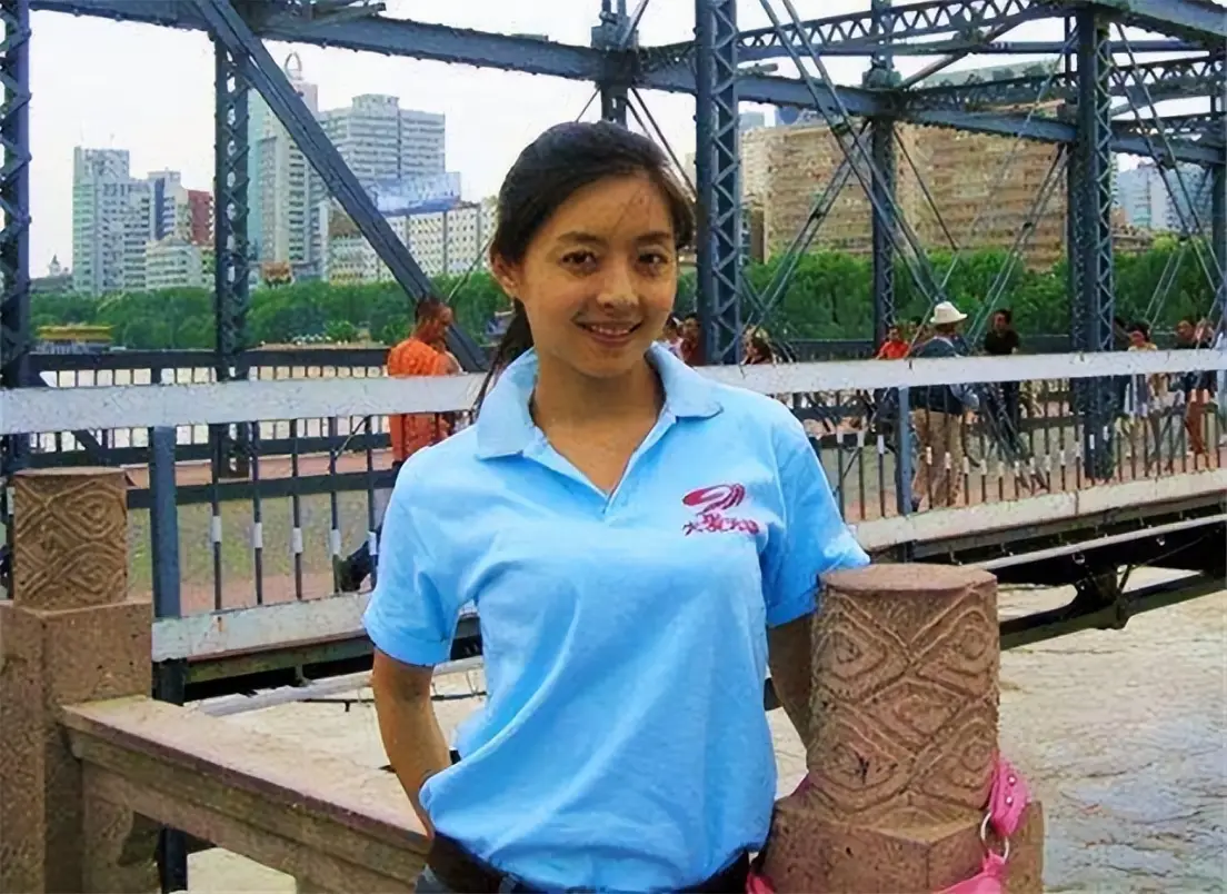 主持人佟瑶:2015年不幸溺亡,7年过去,她丈夫和女儿怎么样了?