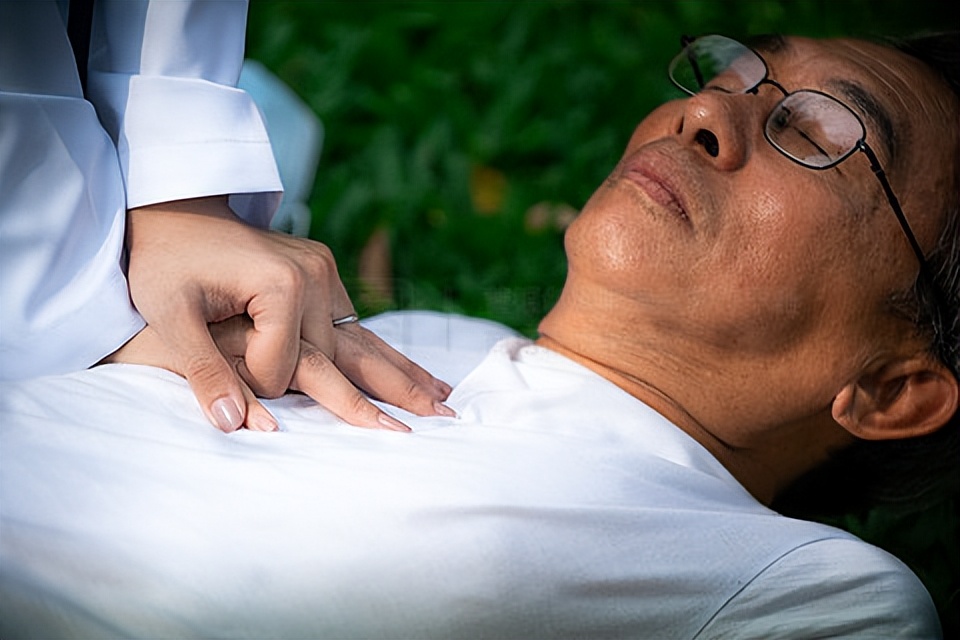 医生提醒:慢阻肺不管怎么治,最后都逃不过气短加重?