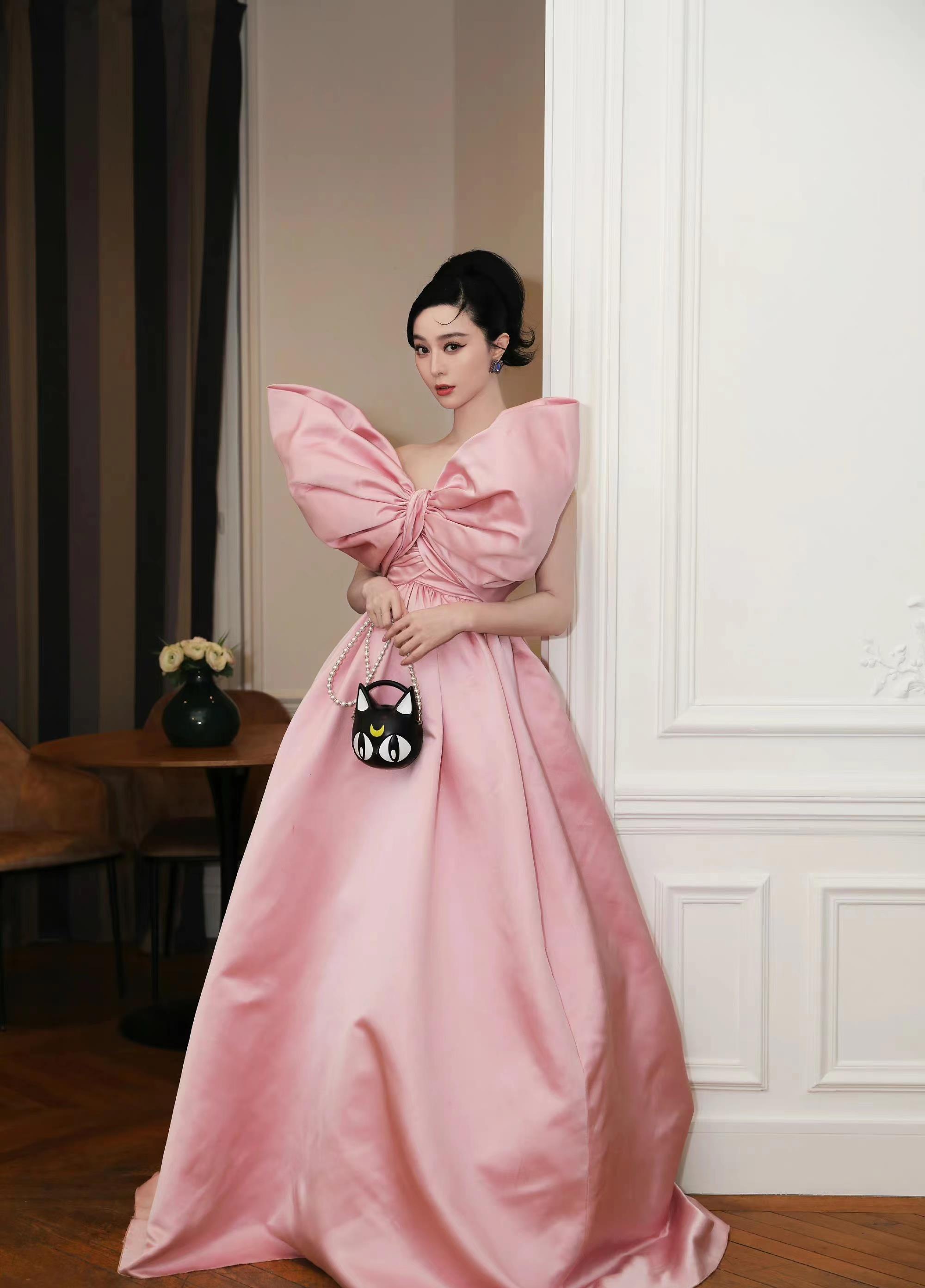 41岁范冰冰巴黎时装周造型封神！穿粉色高定美成芭比娃娃，好少女