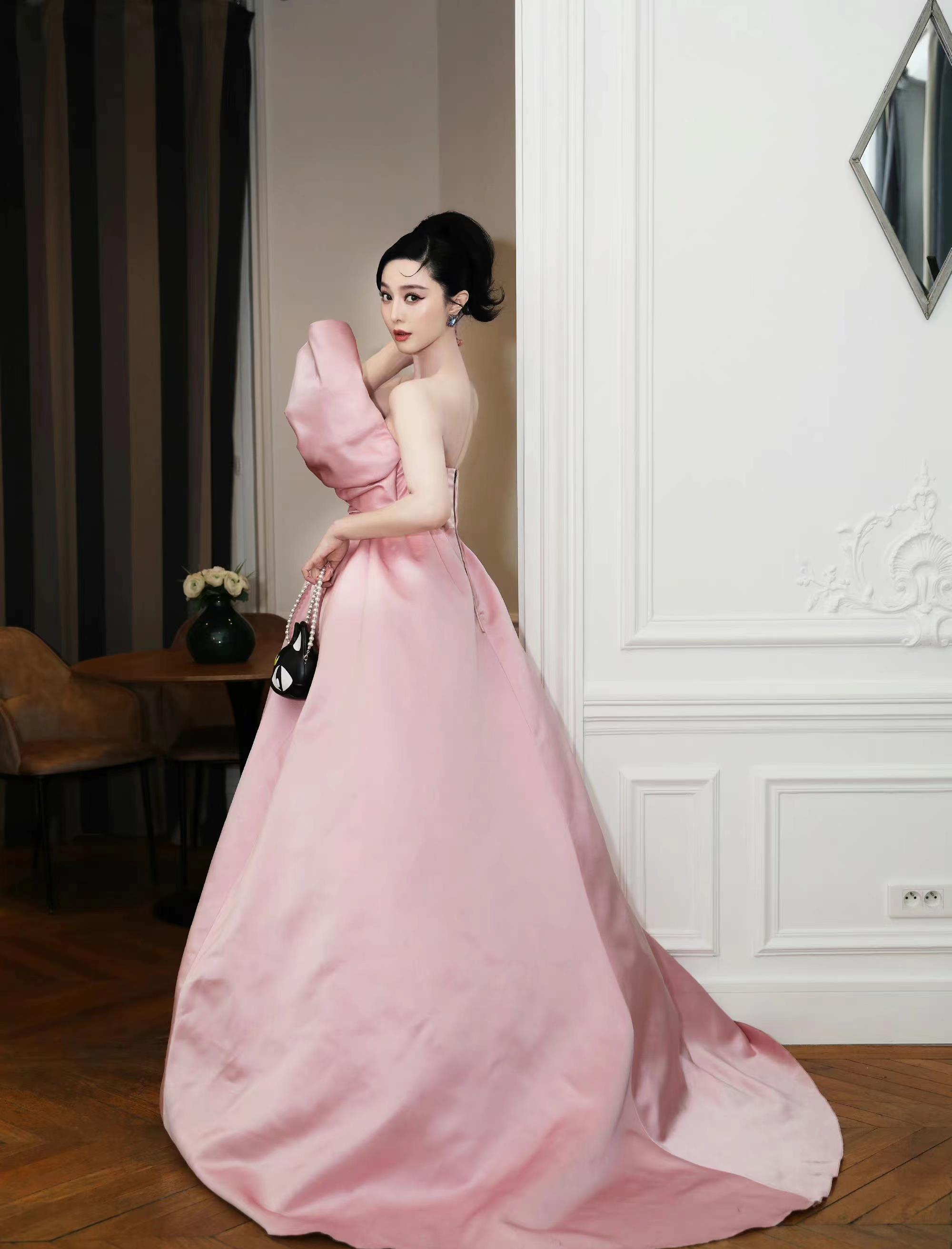 41岁范冰冰巴黎时装周造型封神！穿粉色高定美成芭比娃娃，好少女