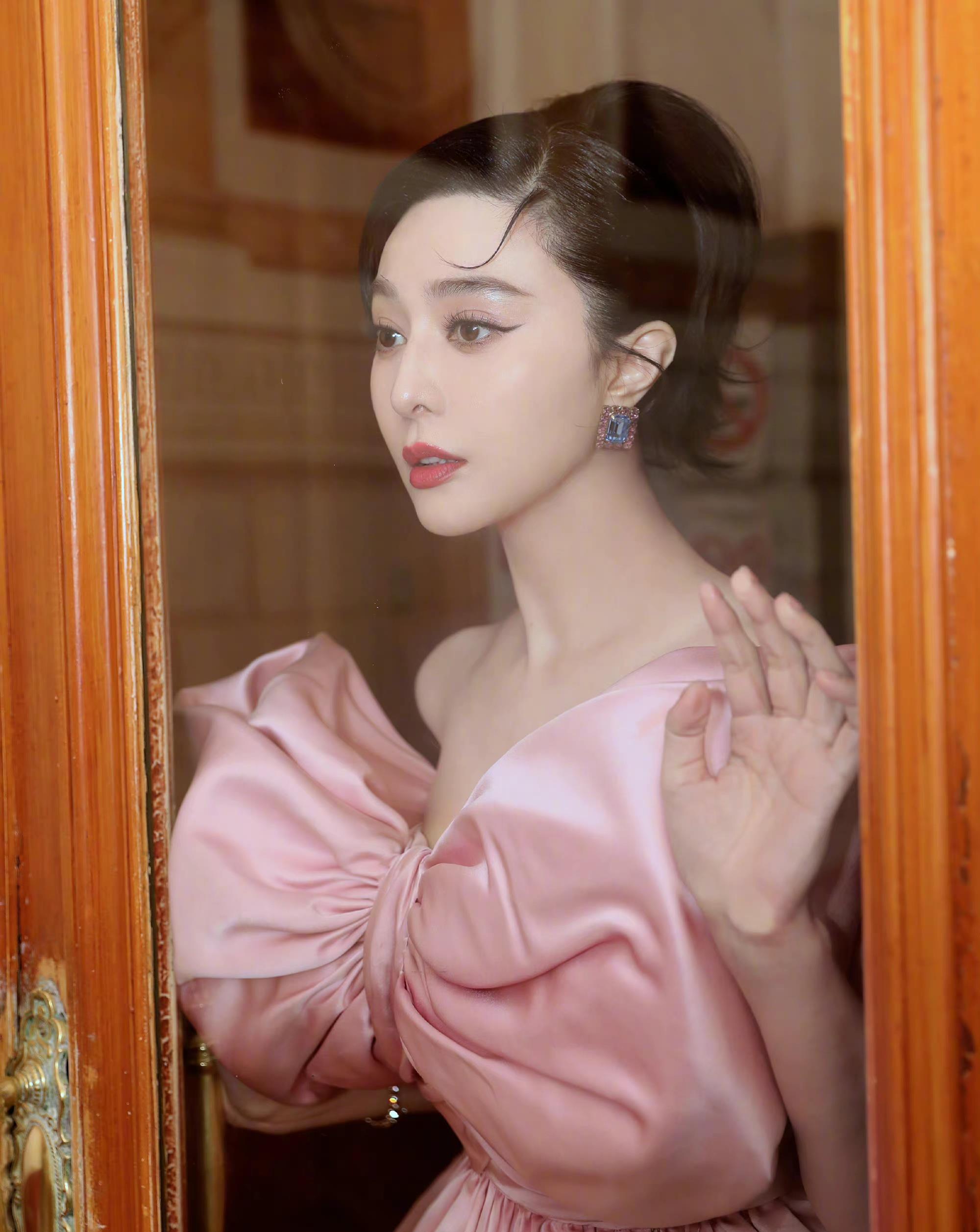 41岁范冰冰巴黎时装周造型封神！穿粉色高定美成芭比娃娃，好少女