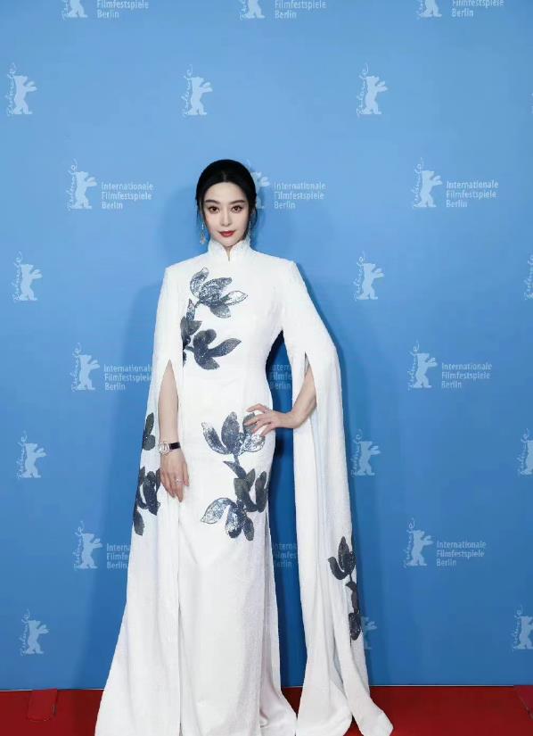 41岁范冰冰巴黎时装周造型封神！穿粉色高定美成芭比娃娃，好少女