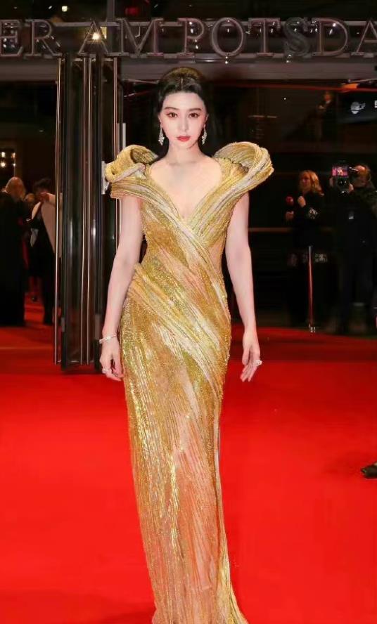 41岁范冰冰巴黎时装周造型封神！穿粉色高定美成芭比娃娃，好少女