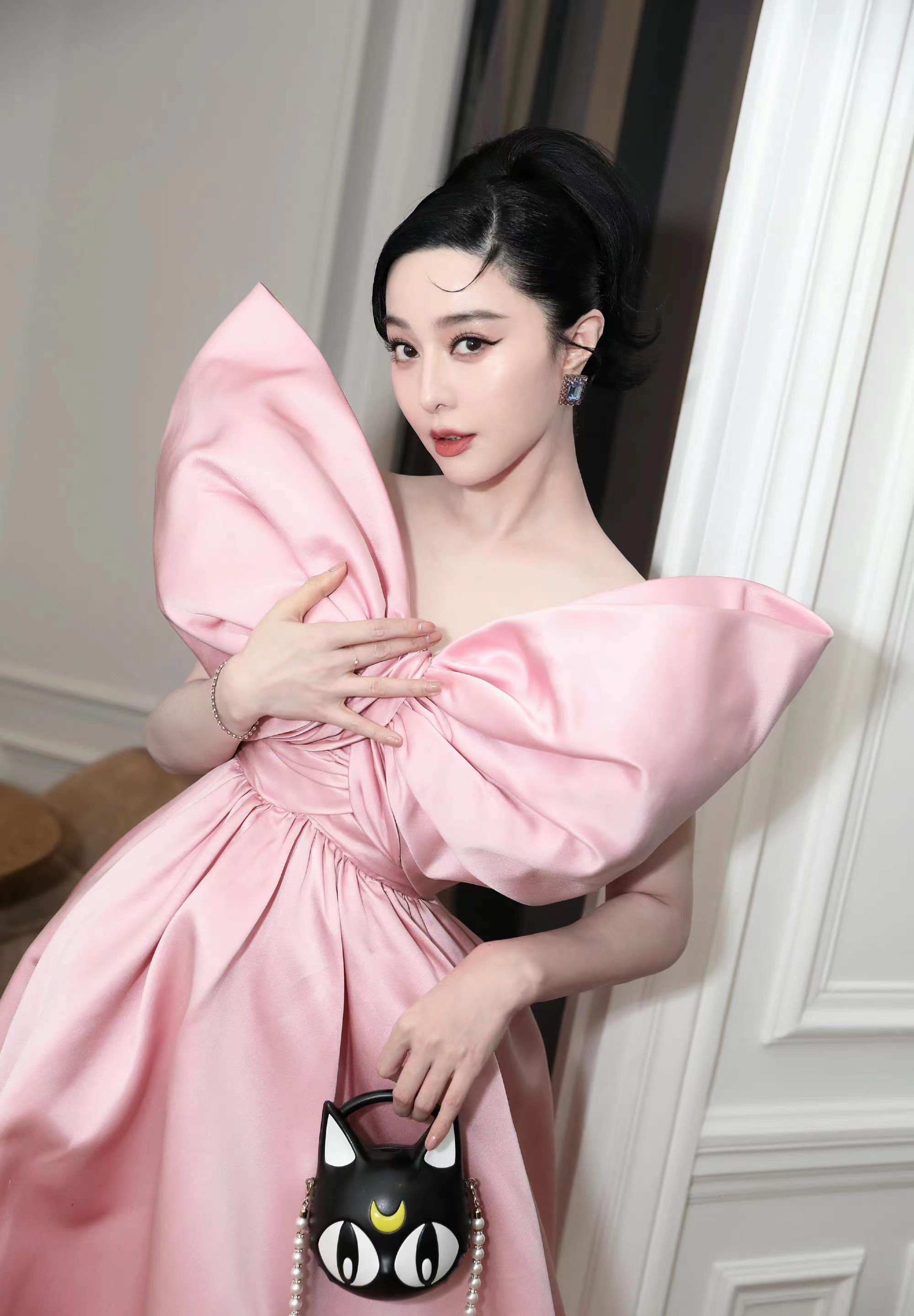 41岁范冰冰巴黎时装周造型封神！穿粉色高定美成芭比娃娃，好少女