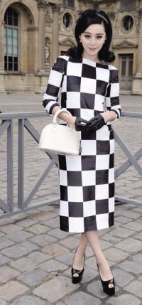 范冰冰巴黎时装周服装品味获赞 不换鞋遭质疑(图)