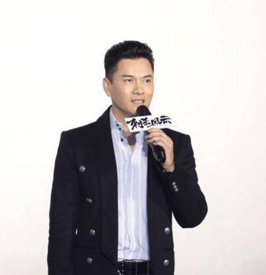 他一生娶了三个老婆，全部美若天仙，最后与“10亿富婆”双宿双栖