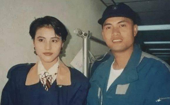 他一生娶了三个老婆，全部美若天仙，最后与“10亿富婆”双宿双栖