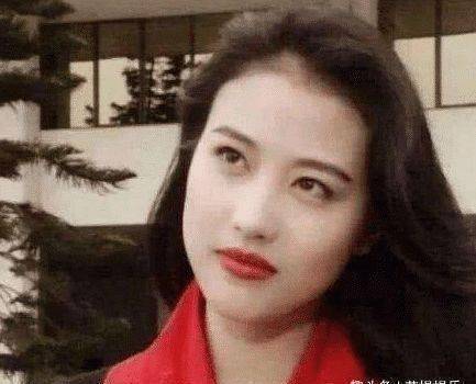 他一生娶了三个老婆，全部美若天仙，最后与“10亿富婆”双宿双栖