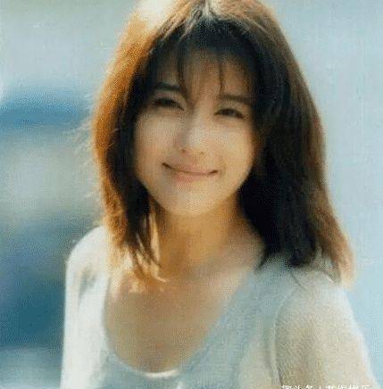 他一生娶了三个老婆，全部美若天仙，最后与“10亿富婆”双宿双栖