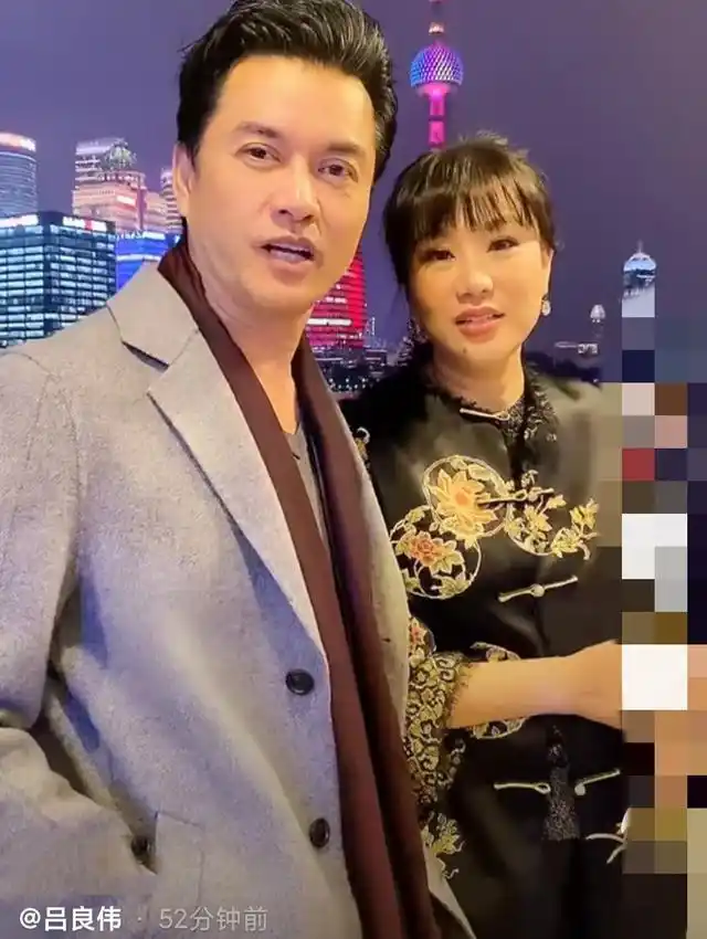 吕良伟与第三任太太罕同框，美娇妻颜值不输前任，网友：郎才女貌