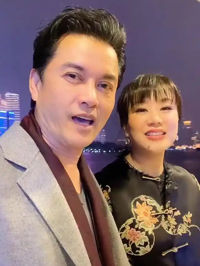 吕良伟与第三任太太罕同框，美娇妻颜值不输前任，网友：郎才女貌