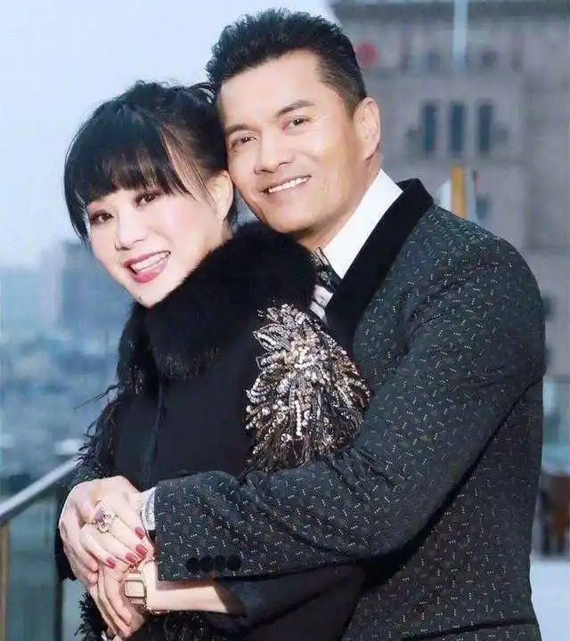 吕良伟与第三任太太罕同框，美娇妻颜值不输前任，网友：郎才女貌