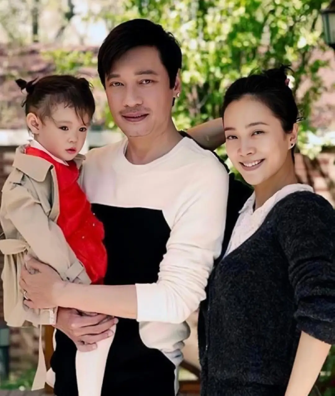 娶内地媳妇的10位港星，儿女双全，被传婚变，都是自己的选择
