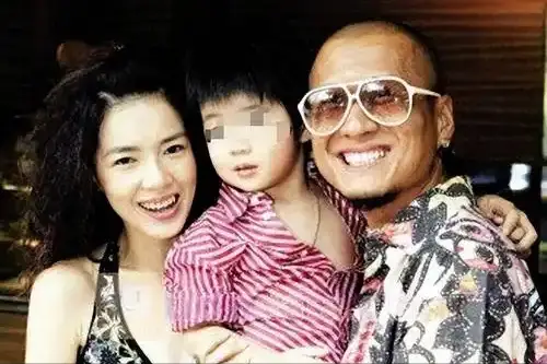 61岁孙兴官宣婚讯,与同居1月的前妻三度复合,富婆女友体面成全