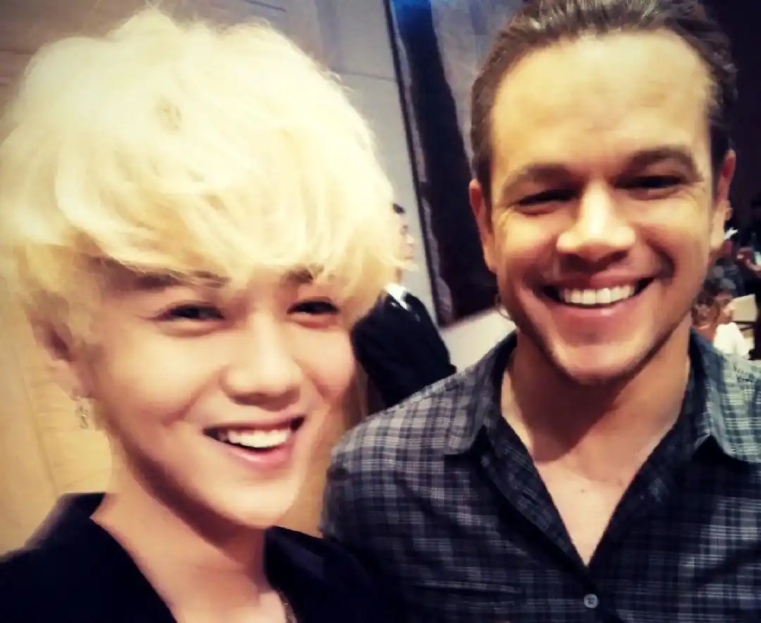 难怪大家说合影要远离鹿晗，本以为是玩笑话，看到照片就懂了！