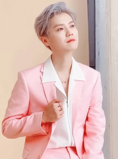 鹿晗踢球近照曝光，帅气中带点油腻，评论区反串黑：肖战才是顶流