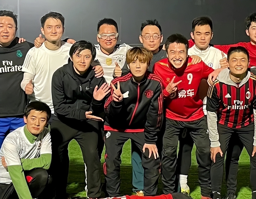 鹿晗踢球近照曝光，帅气中带点油腻，评论区反串黑：肖战才是顶流