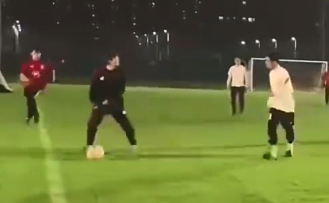 鹿晗踢球近照曝光，帅气中带点油腻，评论区反串黑：肖战才是顶流