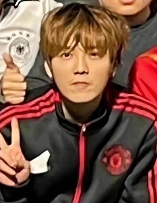 鹿晗踢球近照曝光，帅气中带点油腻，评论区反串黑：肖战才是顶流