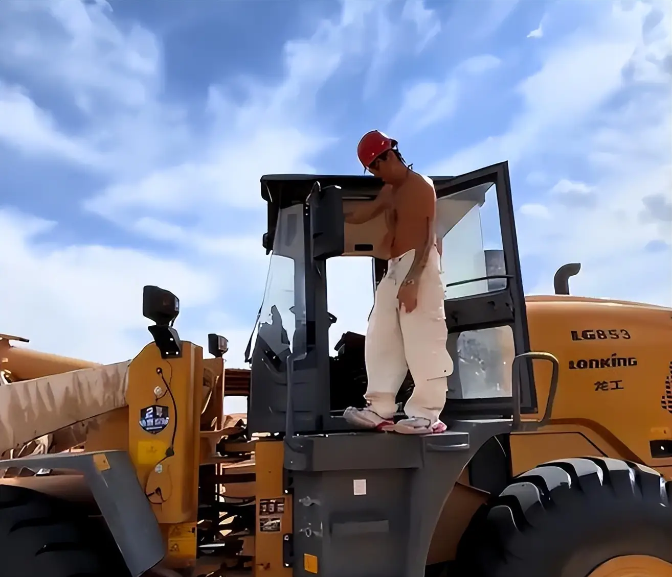 一婚娶女作家，二婚娶选美冠军，后出轨舞蹈演员，如今咋混成这了