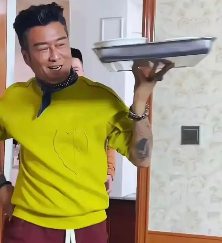 一婚娶女作家，二婚娶选美冠军，后出轨舞蹈演员，如今咋混成这了