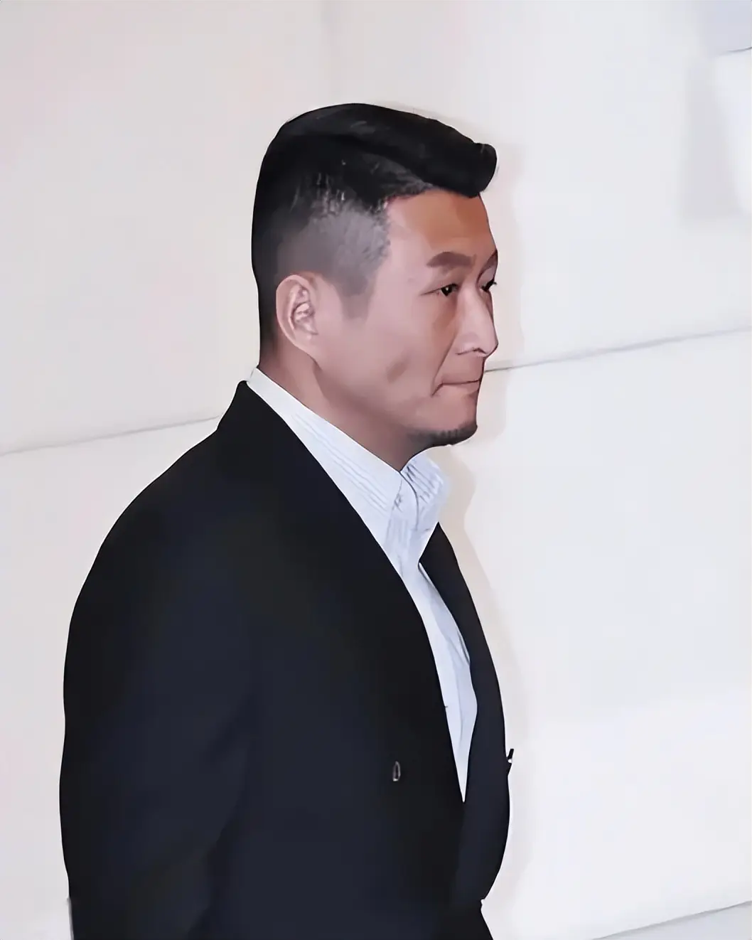 一婚娶女作家，二婚娶选美冠军，后出轨舞蹈演员，如今咋混成这了