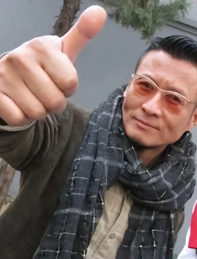 一婚娶女作家，二婚娶选美冠军，后出轨舞蹈演员，如今咋混成这了