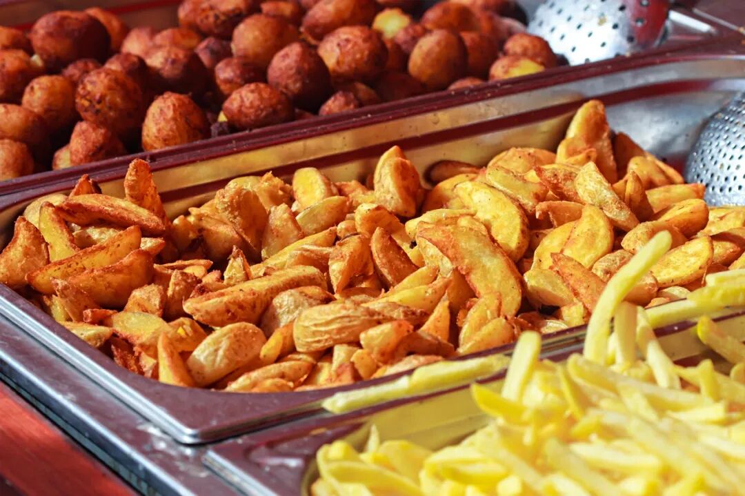 还在用薯条蘸番茄酱吃？看完这些“暗黑”薯条料理，你会沉默