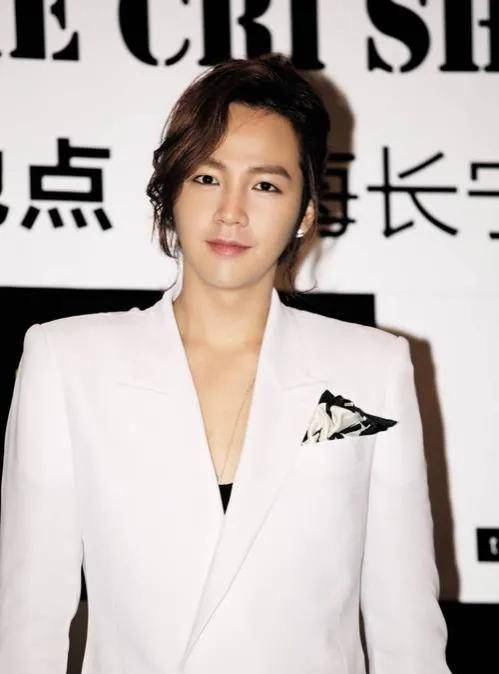 8位男星男生女相，有的越来越娇俏，有的成油腻大叔，长发遭人嫌