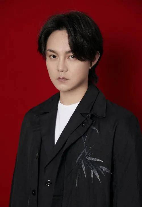 8位男星男生女相，有的越来越娇俏，有的成油腻大叔，长发遭人嫌