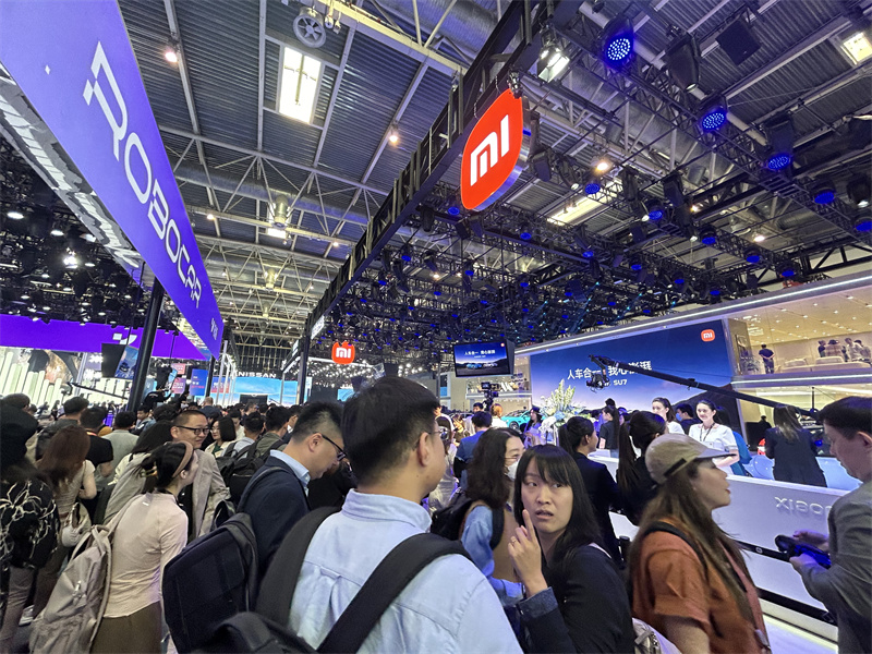 雷军霸屏，周鸿祎成“红衣车模”，车企大佬互相“串门”！北京车展首日谁是卷王？