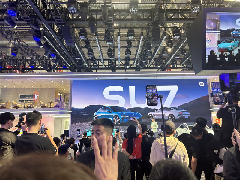 雷军霸屏，周鸿祎成“红衣车模”，车企大佬互相“串门”！北京车展首日谁是卷王？