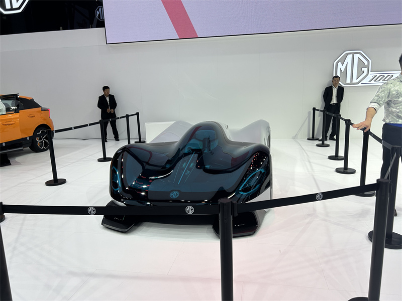 雷军霸屏，周鸿祎成“红衣车模”，车企大佬互相“串门”！北京车展首日谁是卷王？