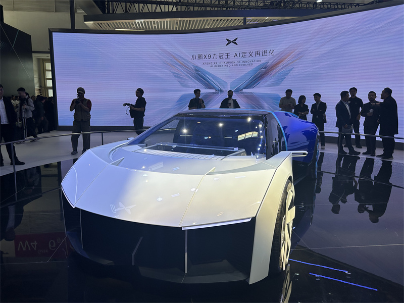 雷军霸屏，周鸿祎成“红衣车模”，车企大佬互相“串门”！北京车展首日谁是卷王？