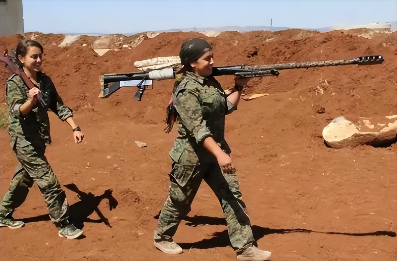 在炮火中狂奔，这个中国姑娘太猛了