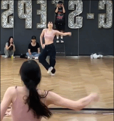 在炮火中狂奔，这个中国姑娘太猛了