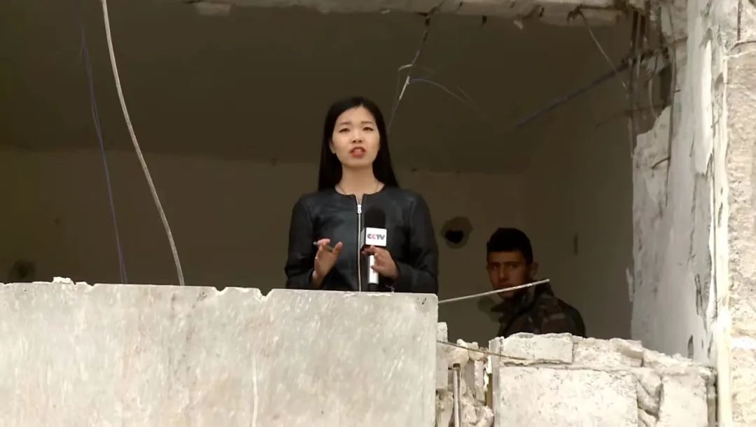 在炮火中狂奔，这个中国姑娘太猛了