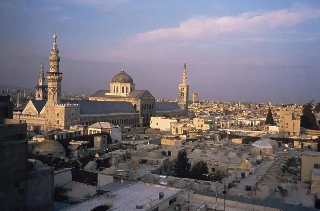 在炮火中狂奔，这个中国姑娘太猛了