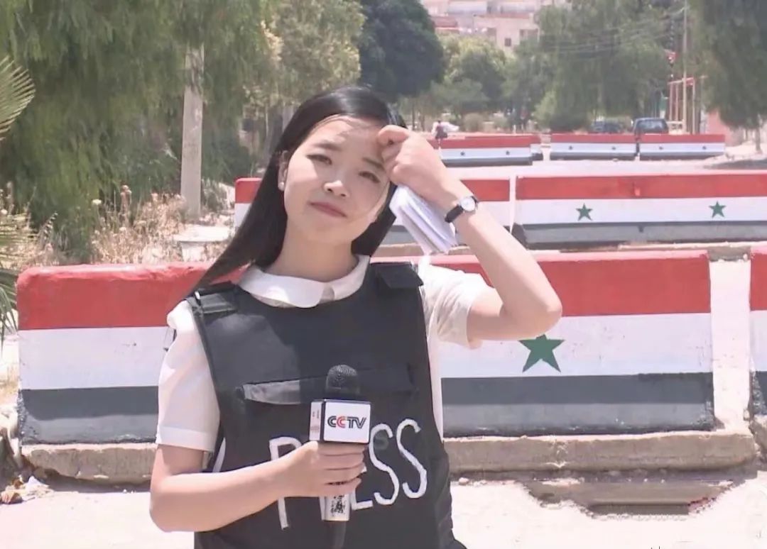 在炮火中狂奔，这个中国姑娘太猛了