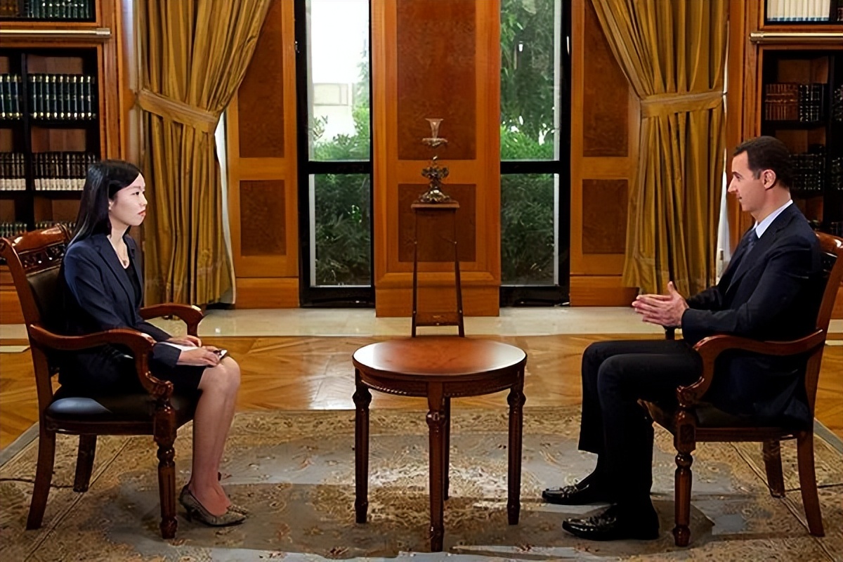 在炮火中狂奔，这个中国姑娘太猛了