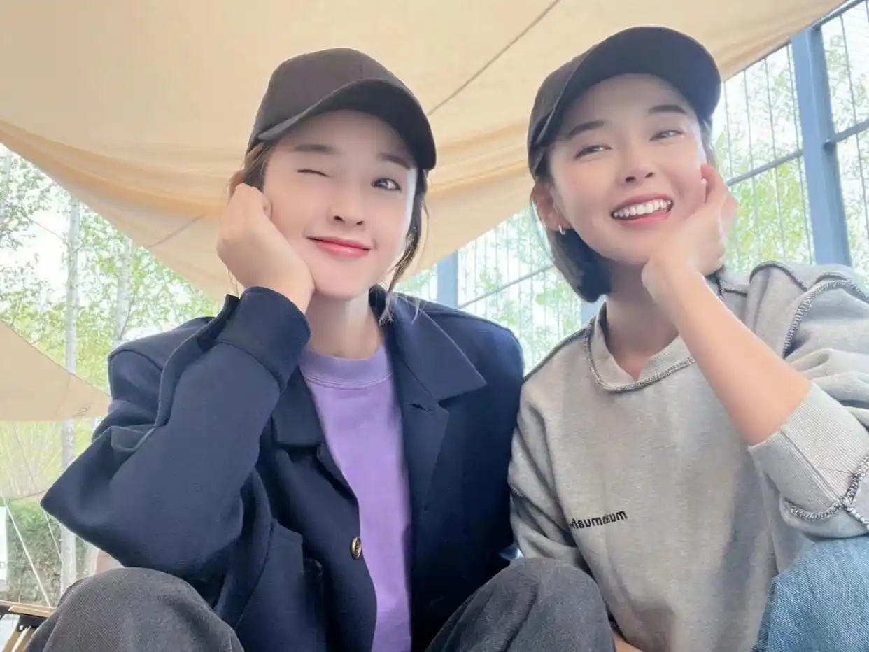 唐艺昕晒与张佳宁合照,颖妃和祺贵人梦幻联动,网友:长得好像