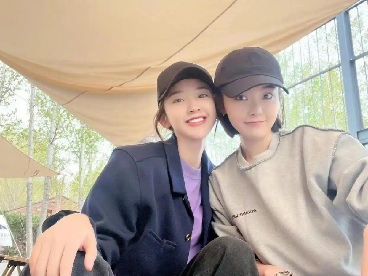 唐艺昕晒与张佳宁合照,颖妃和祺贵人梦幻联动,网友:长得好像