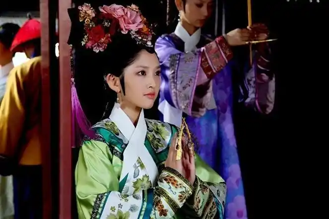 唐艺昕晒与张佳宁合照,颖妃和祺贵人梦幻联动,网友:长得好像