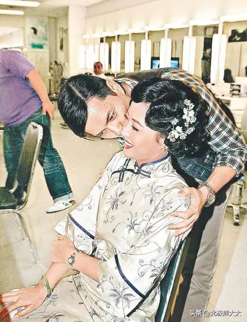 “夫凭妻贵”吕良伟：三婚娶贵州富婆一飞冲天，至少能少奋斗50年