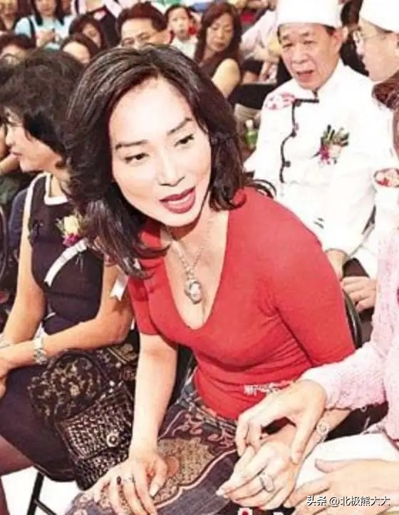 “夫凭妻贵”吕良伟：三婚娶贵州富婆一飞冲天，至少能少奋斗50年